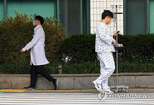 7일 오전 서울 시내 한 대형병원 응급실 앞에서 환자 및 의료관계자가 이동하고 있다.  [연합뉴스]